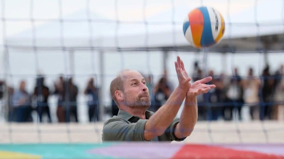 Príncipe William jogando vôlei de praia no Brasil