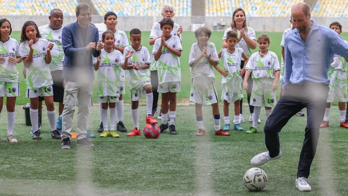 Príncipe William marcando gol