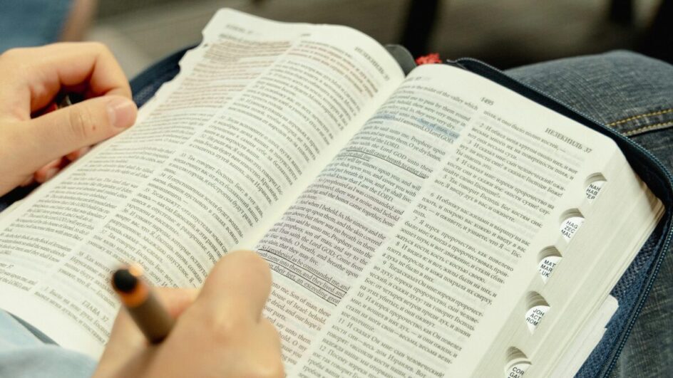 Projeto sobre uso da Bíblia nas escolas em Florianópolis divide opiniões; o que diz a Constituição. (Foto: Imagem Ilustrativa, Canva, Reprodução)