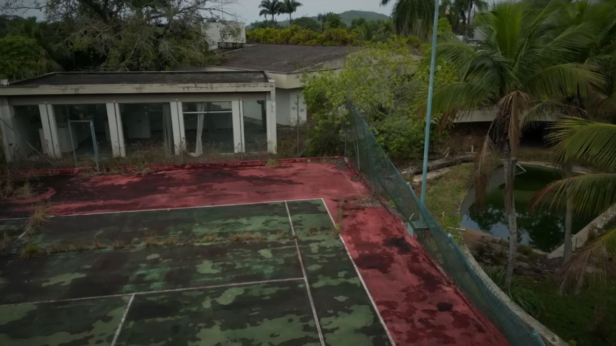 Espaço da quadra de tênis na mansão de Pelé