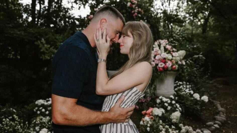 Taylor Swift e Travis Kelce abraçados durante o pedido de casamento