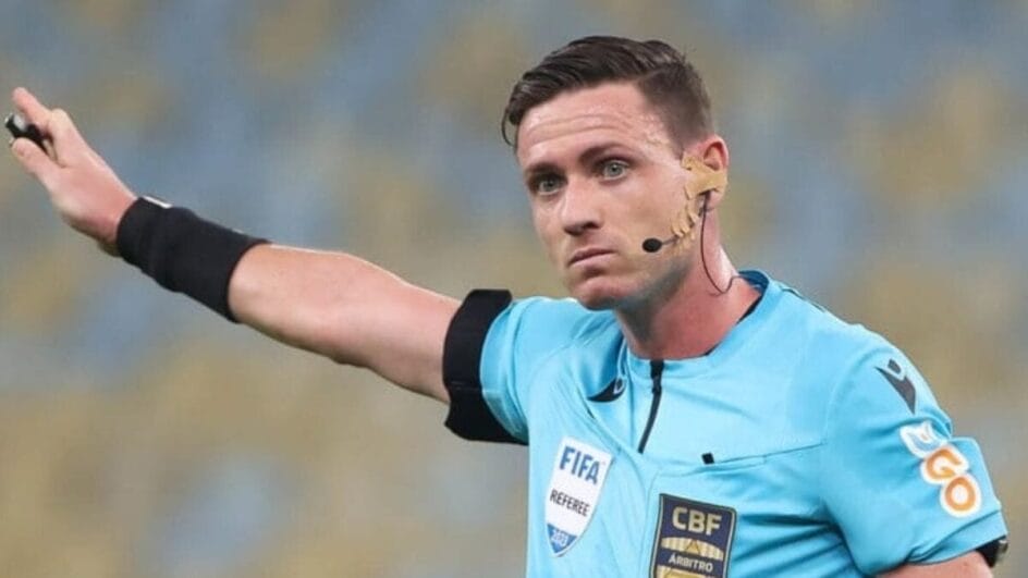 Ramon Abatti Abel apitando jogo