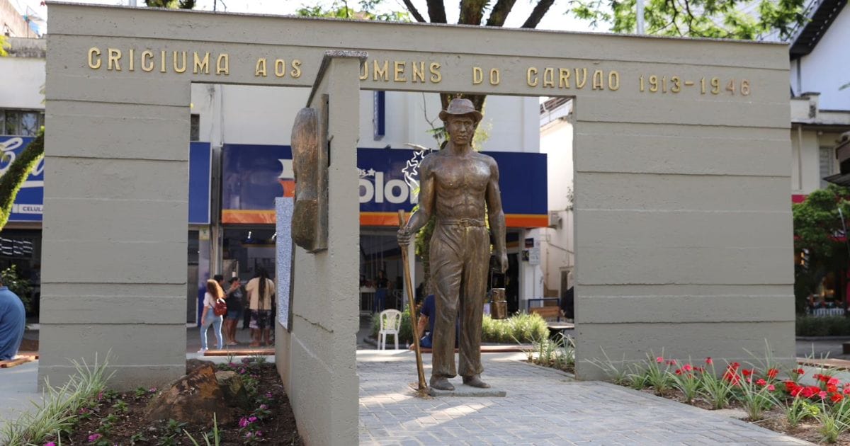 Monumento ao Mineiro antes da revitalização