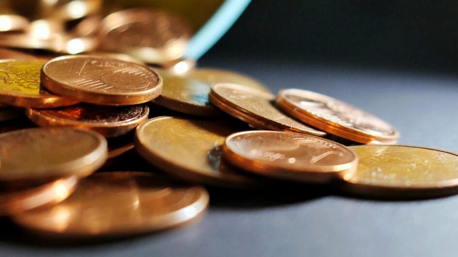 Várias moedas de 1 centavo espalhadas