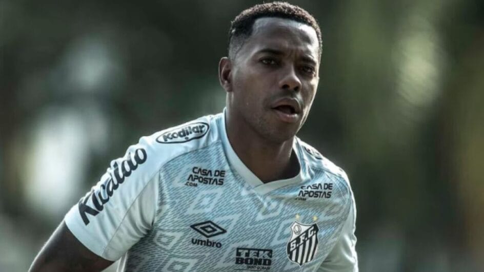 Robinho com a camisa do Santos, enquanto ainda atuava como jogador do clube