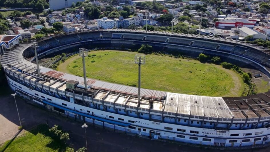 Estádio Olímpico, antiga casa do Grêmio, está abandonado (Foto: Entre Lugares, Youtube, Reprodução)