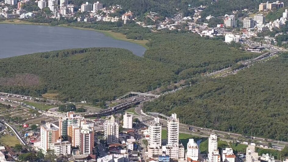 SC-401 tem trânsito intenso no início do feriadão de Consciência Negra