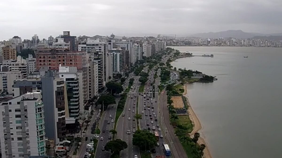 Trânsito na beira-Mar Norte