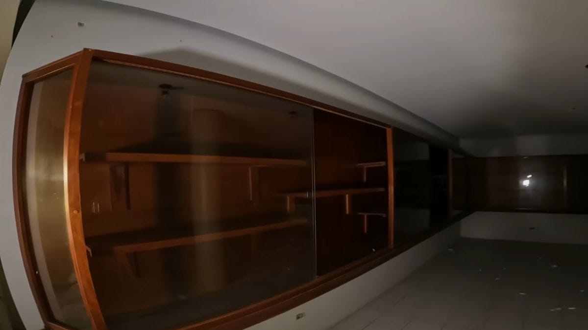 Sala de troféus está vazia, mas com os armários ainda no local, apesar de apresentar sinais de arrombamento