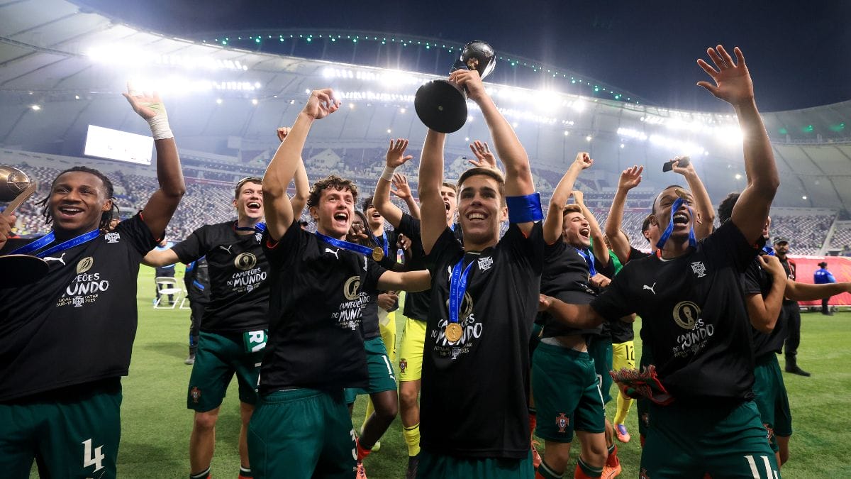 Jogadores comemoram com o trof&eacute;u da Copa do Mundo sub-17