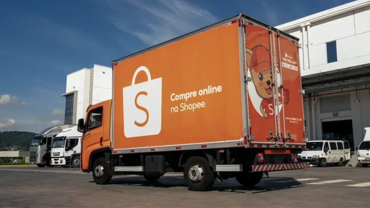 Foto mostra caminhão com a logo da Shoppe