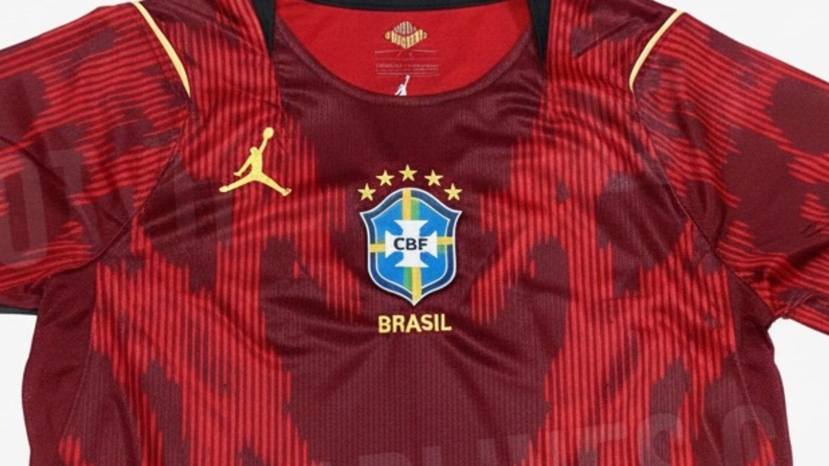 Como seria a camisa vermelha da Seleção Brasileira para a Copa do Mundo de 2026 (Foto: Footy Headlines, Reprodução)