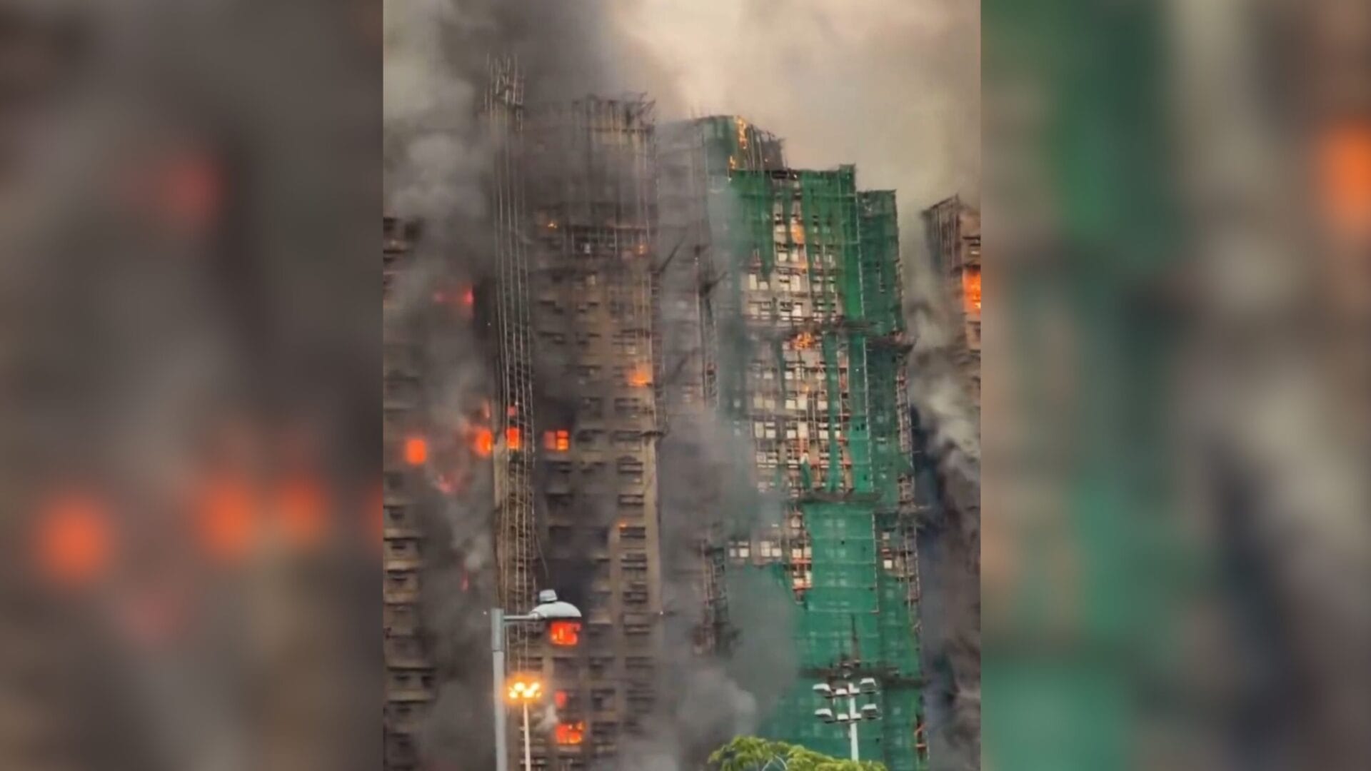 Foto mostra pr&eacute;dios sendo consumidos pelas chamas em Hong Kong