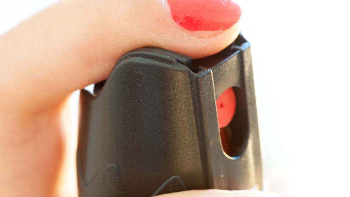 Entenda o que diz a legislação sobre o spray de pimenta por civis (Foto: Imagem Ilustrativa, Canva, Reprodução)