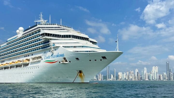 Navio de cruzeiro navegando em Balneário Camboriú