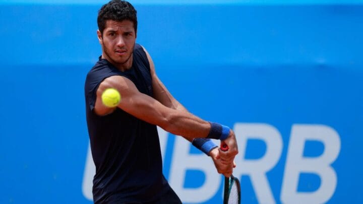 Tenista brasileiro Mateus Alves jogando no ATP Challenger 75 de Florianópolis