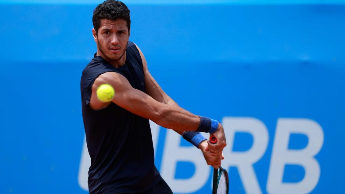 Tenista brasileiro Mateus Alves jogando no ATP Challenger 75 de Florianópolis