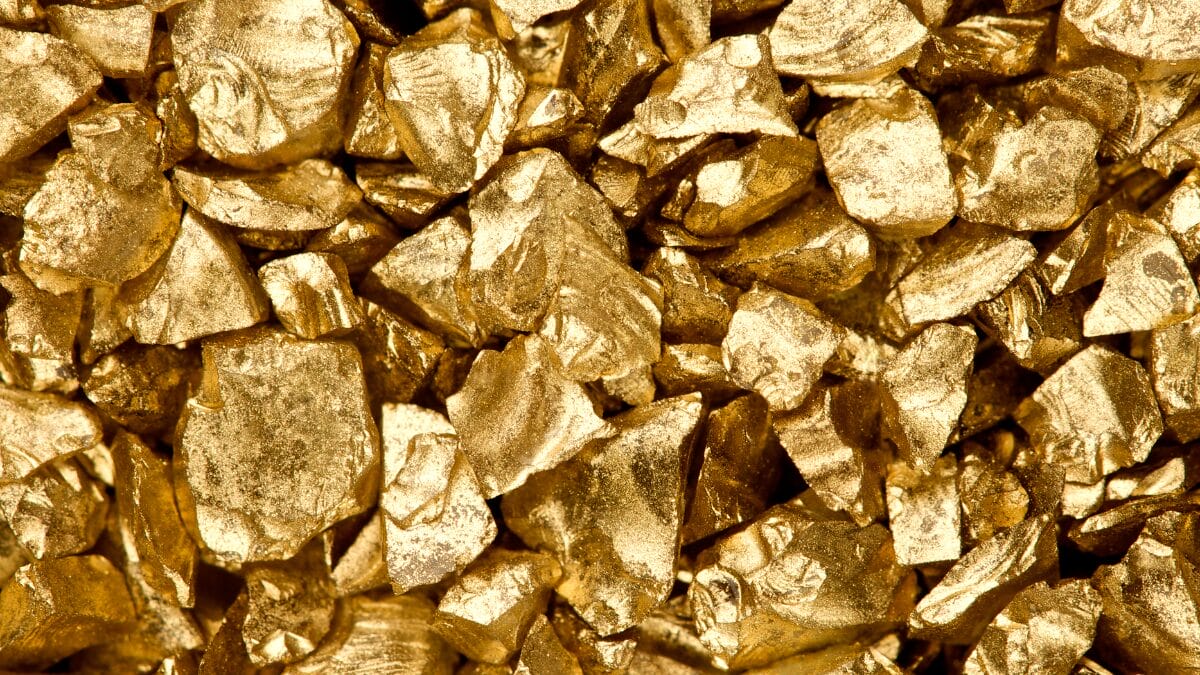 Tesouro de R$ 4,5 milh&otilde;es: homem compra casa antiga e encontra ouro ao cavar buraco