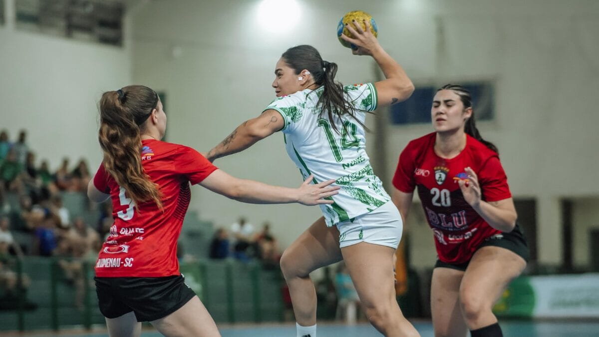 Hannah Nunes em a&ccedil;&atilde;o no handebol