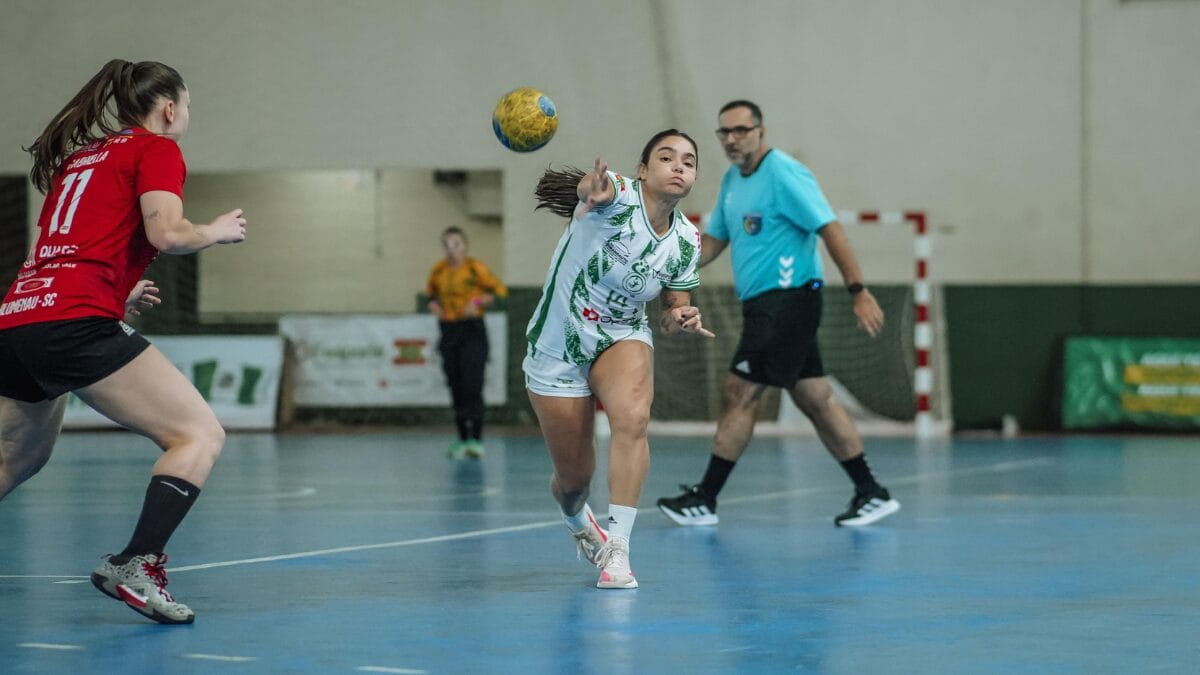 Hannah Nunes em a&ccedil;&atilde;o no handebol