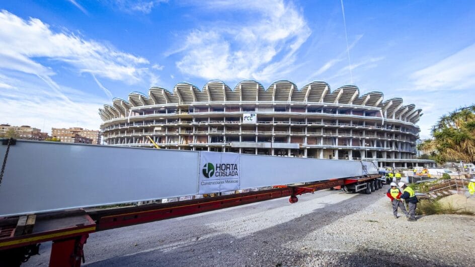 Pilares gigantes chegaram no Nou Mestalla para a fase mais complexa (Foto: Lázaro de la Peña, valenciacf.com).