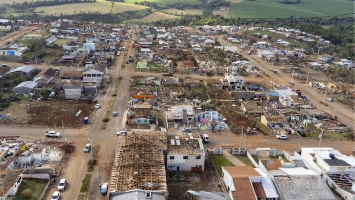 Foto mostra destruição de tornado de categoria F4 que atingiu cidades do Paraná no dia 7 de novembro