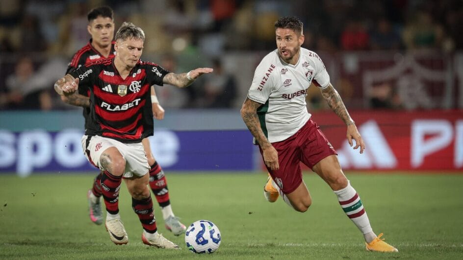 Varela e Everaldo em disputa de bola