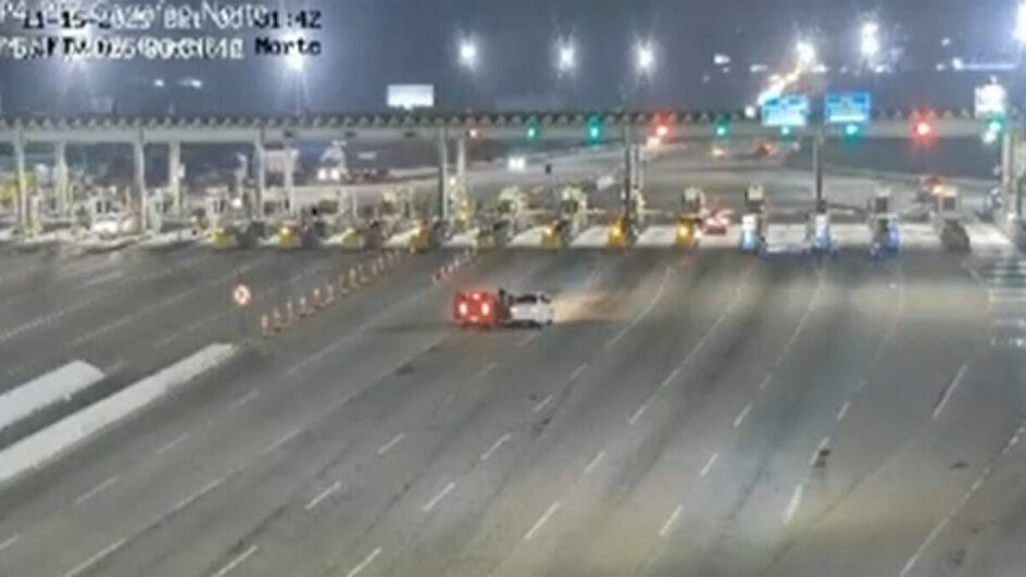 Uma perseguição que envolveu três veículos roubados terminou com a prisão de um homem de 19 anos na madrugada desta sexta-feira (15), na BR-101, em Santa Catarina. Segundo a Polícia Militar, o suspeito usou uma réplica de pistola para render as vítimas durante a sequência de crimes.