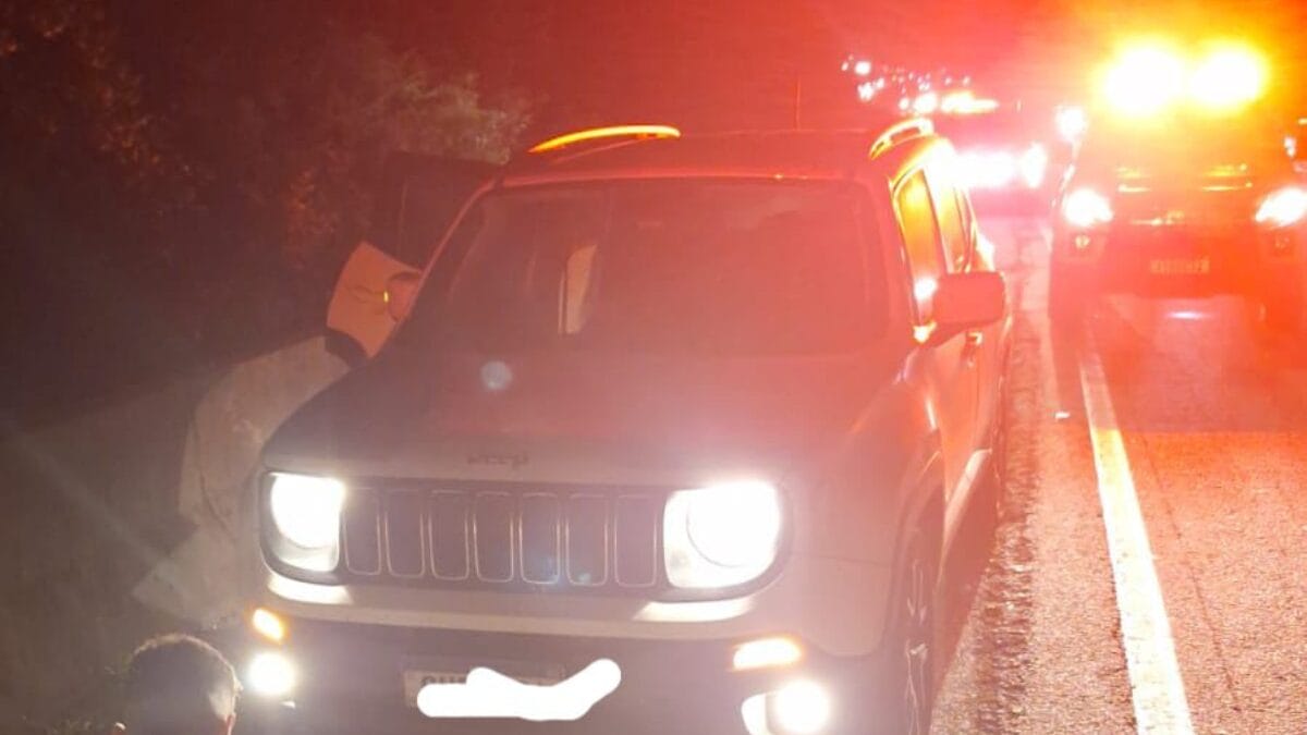Uma perseguição que envolveu três veículos roubados terminou com a prisão de um homem de 19 anos na madrugada desta sexta-feira (15), na BR-101, em Santa Catarina. Segundo a Polícia Militar, o suspeito usou uma réplica de pistola para render as vítimas durante a sequência de crimes.