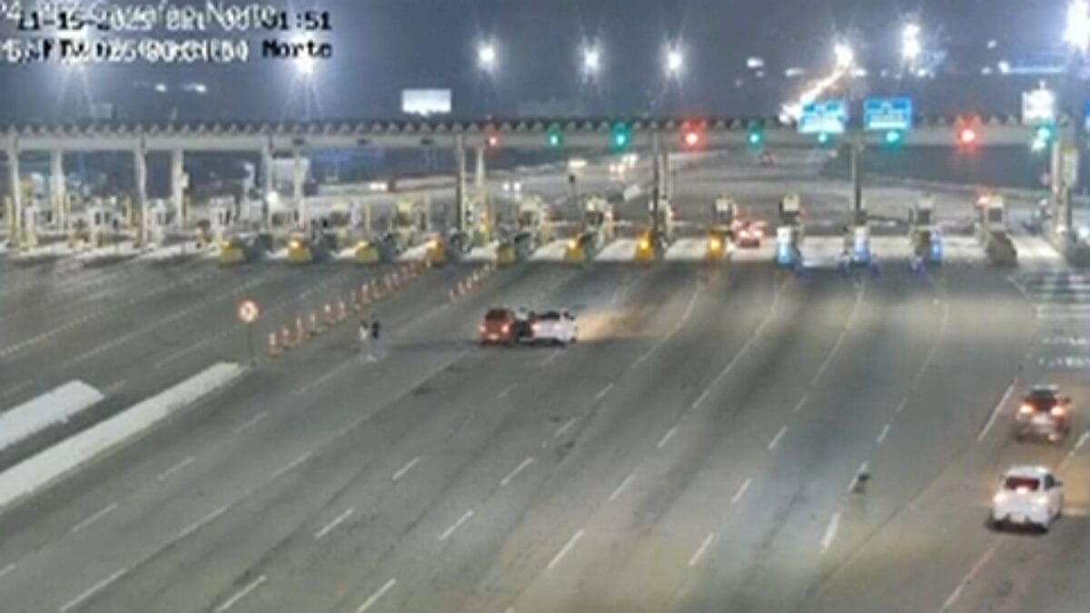 Uma perseguição que envolveu três veículos roubados terminou com a prisão de um homem de 19 anos na madrugada desta sexta-feira (15), na BR-101, em Santa Catarina. Segundo a Polícia Militar, o suspeito usou uma réplica de pistola para render as vítimas durante a sequência de crimes.