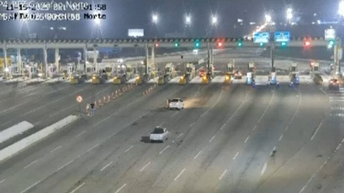 Uma perseguição que envolveu três veículos roubados terminou com a prisão de um homem de 19 anos na madrugada desta sexta-feira (15), na BR-101, em Santa Catarina. Segundo a Polícia Militar, o suspeito usou uma réplica de pistola para render as vítimas durante a sequência de crimes.