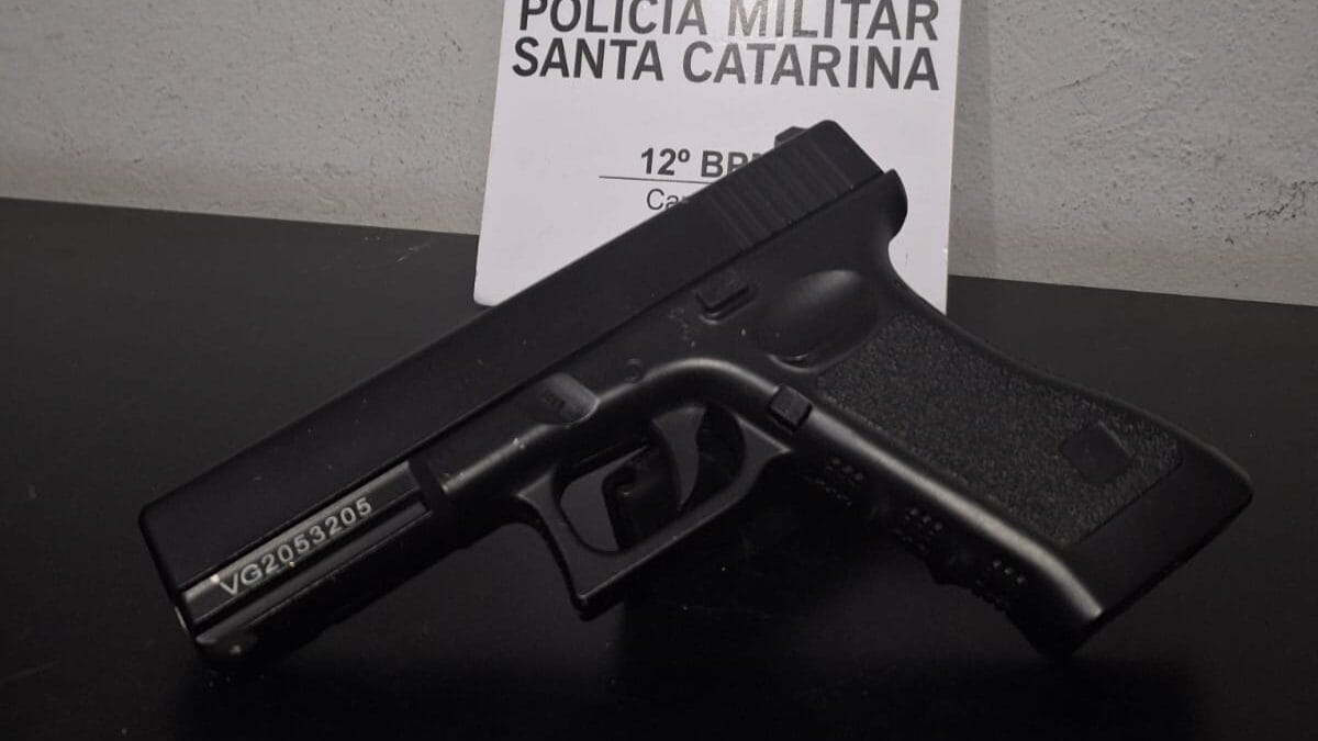 Uma perseguição que envolveu três veículos roubados terminou com a prisão de um homem de 19 anos na madrugada desta sexta-feira (15), na BR-101, em Santa Catarina. Segundo a Polícia Militar, o suspeito usou uma réplica de pistola para render as vítimas durante a sequência de crimes.