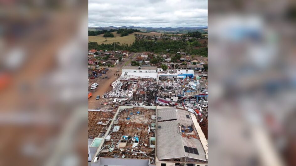 Vídeo aéreo mostra devastação de cidade atingida por tornado que deixou mortos no PR