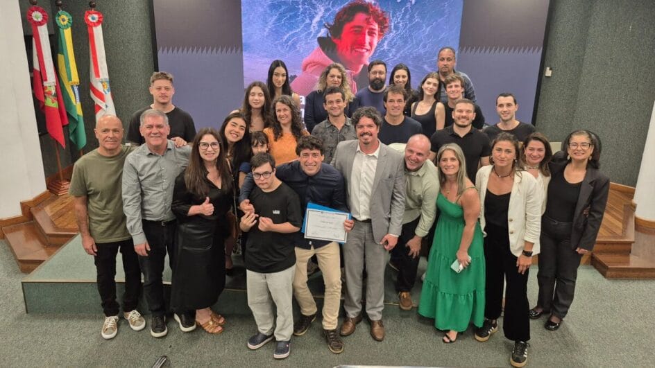 Vini santos com família e amigos após receber a homenagem de Marquito