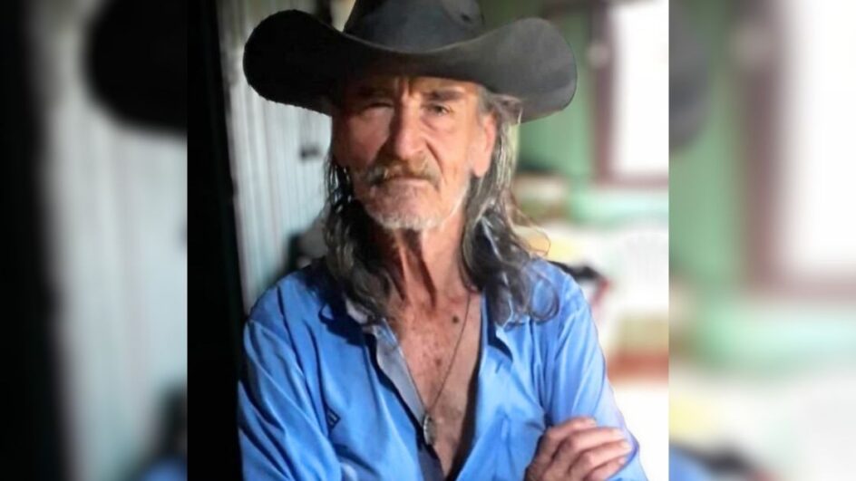 Idoso com camisa azul e chapéu preto