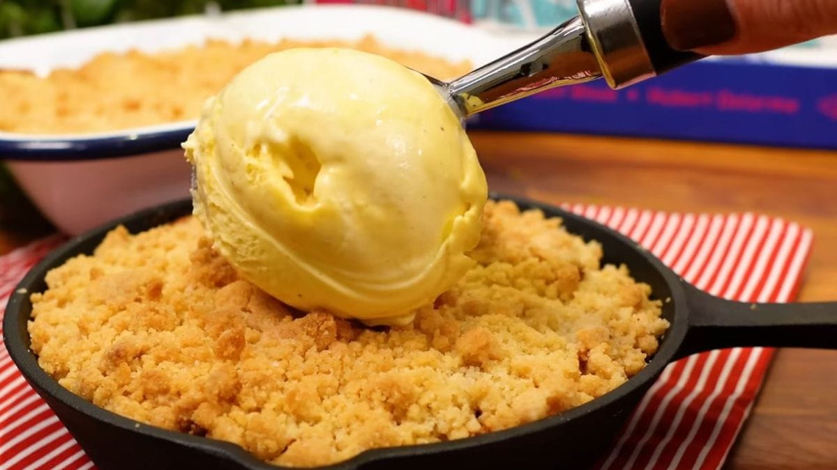 Torta de maçã fica deliciosa com sorvete