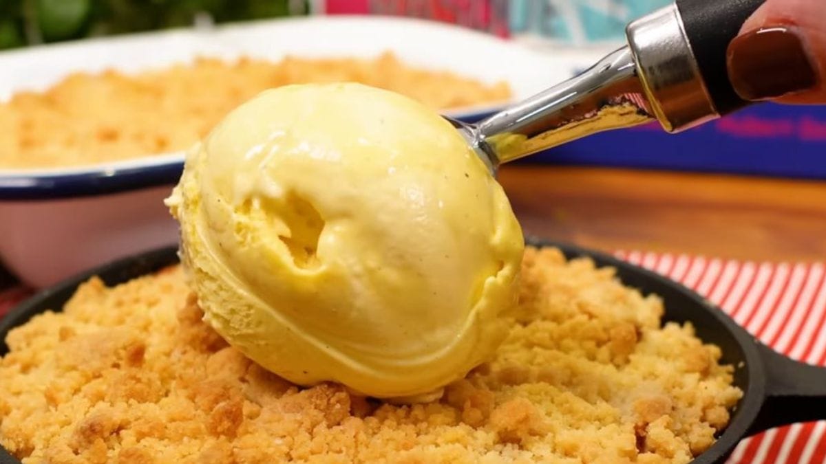 Torta de maçã fica deliciosa com sorvete