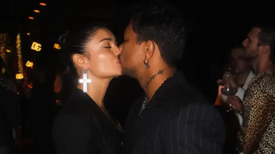 Sophie Charlotte e Xamã se beijando