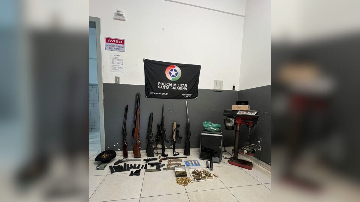 Operação descobre arsenal de armas em fábrica clandestina de Florianópolis (Foto: PMSC, Reprodução)