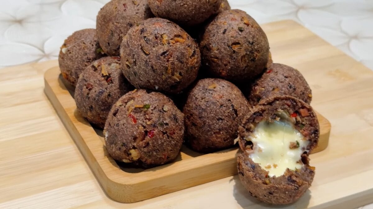 Bolinho de feijão com bacon e muçarela