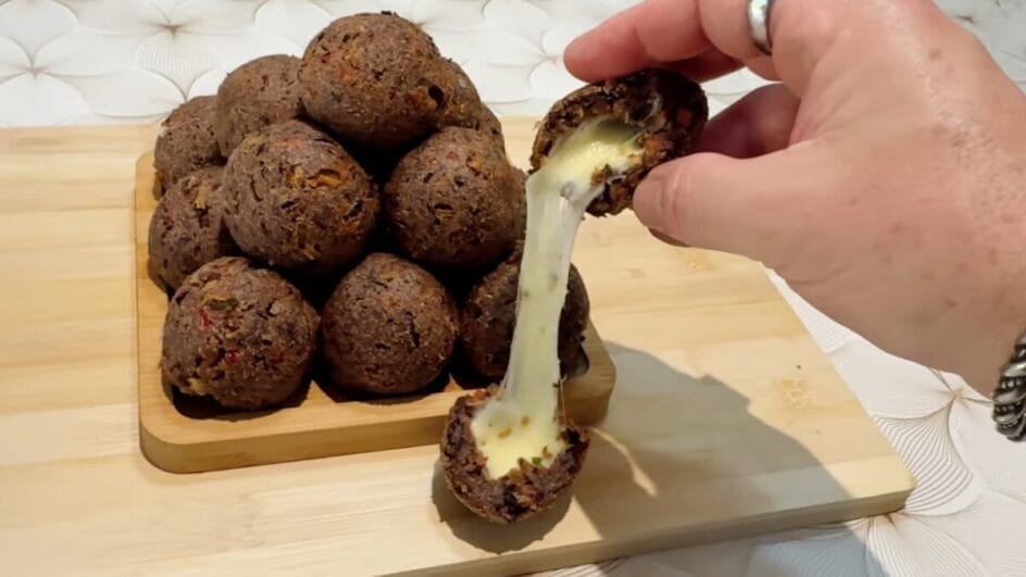 Bolinho de feijão com bacon e muçarela