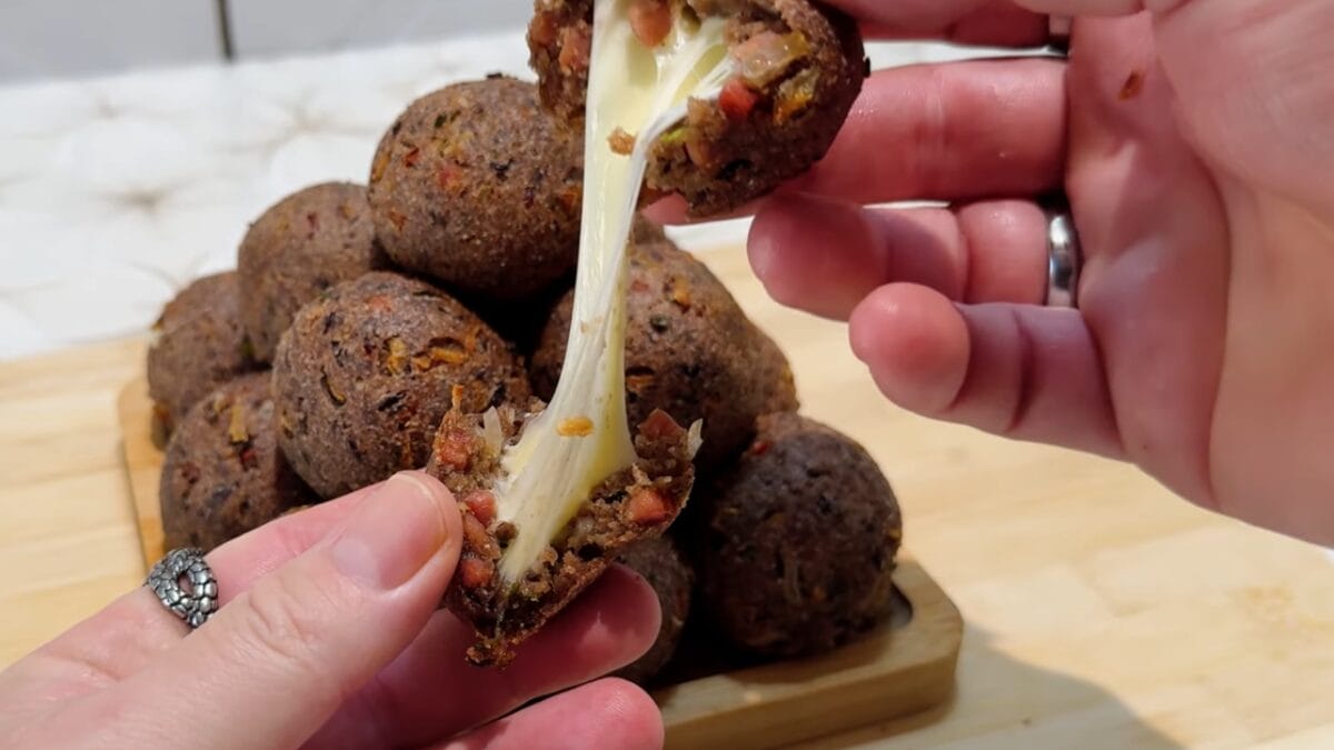 Bolinho de feijão com bacon e muçarela