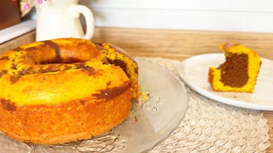 Bolo de cenoura com pedaço cortado