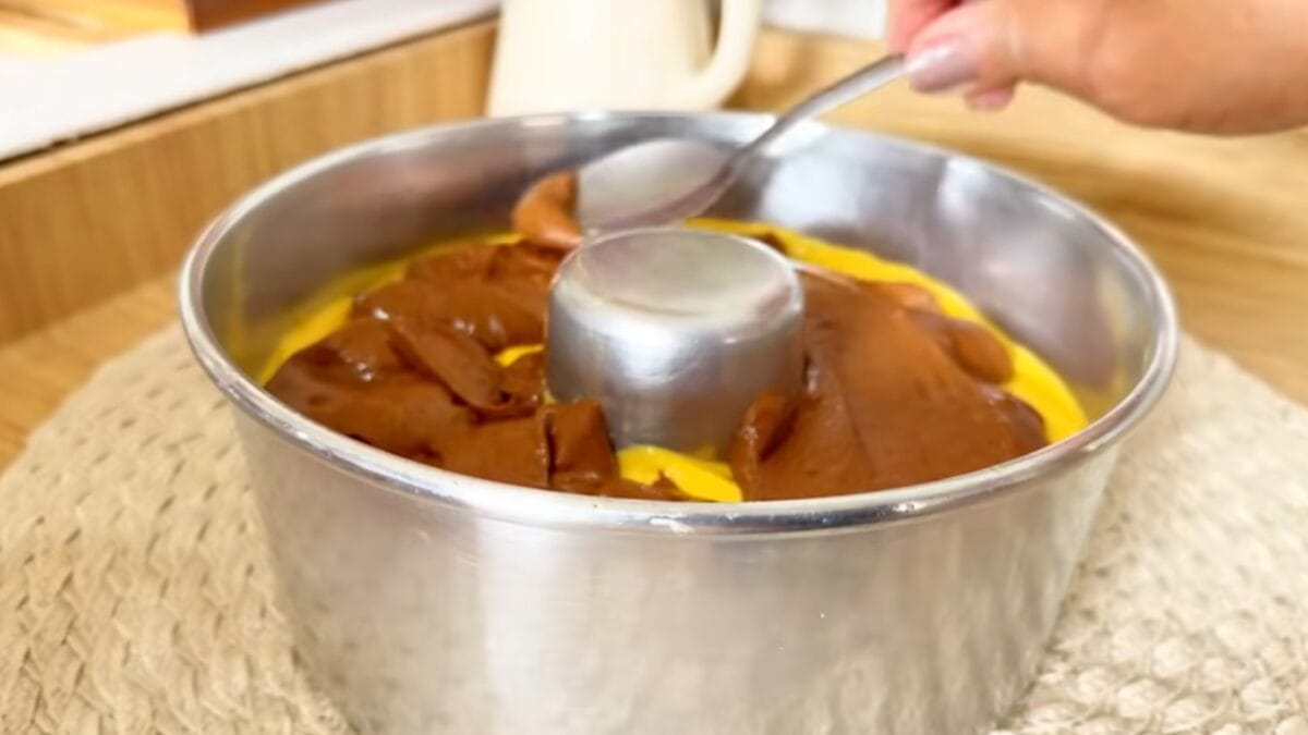 Massa de bolo de cenoura em forma com ganache de chocolate