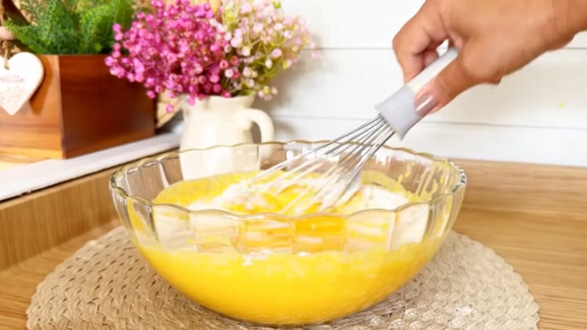 Tigela com massa de bolo cenoura