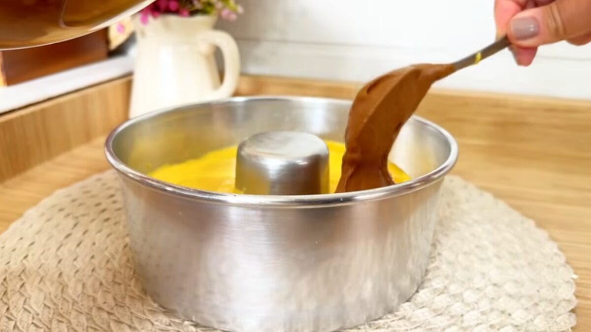 Massa de bolo de cenoura em forma com ganache de chocolate