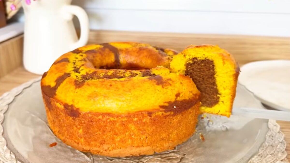 Bolo de cenoura com pedaço cortado