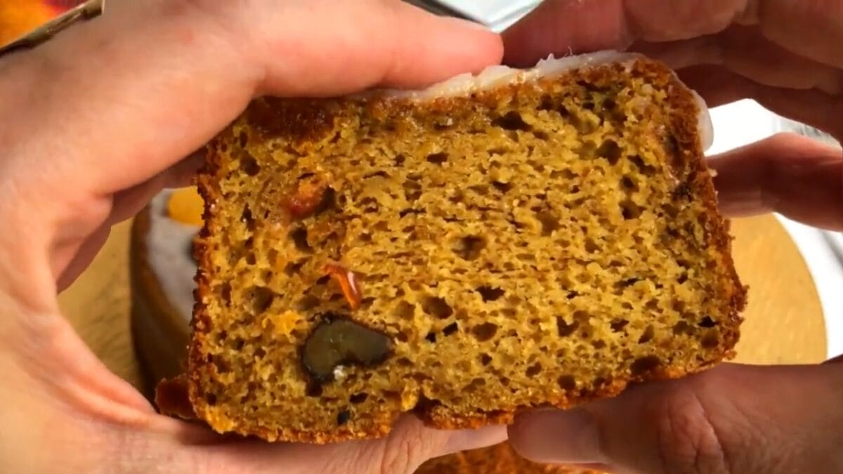 Bolo redondo decorado com creme e frutas