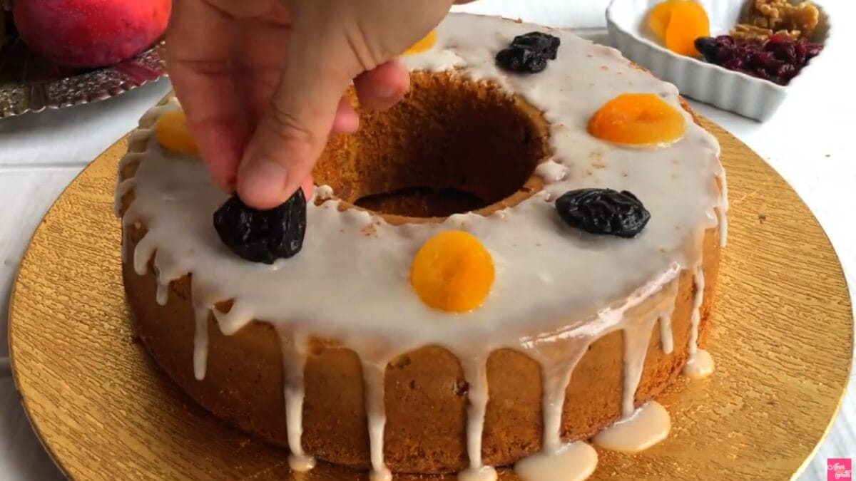 Bolo redondo decorado com creme e frutas