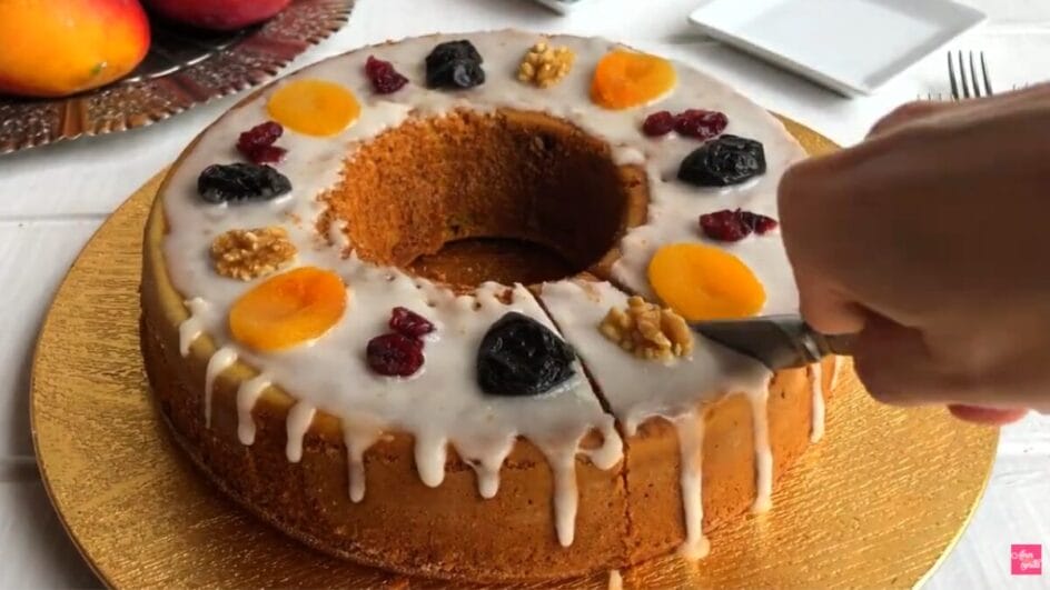 Bolo redondo decorado com creme e frutas